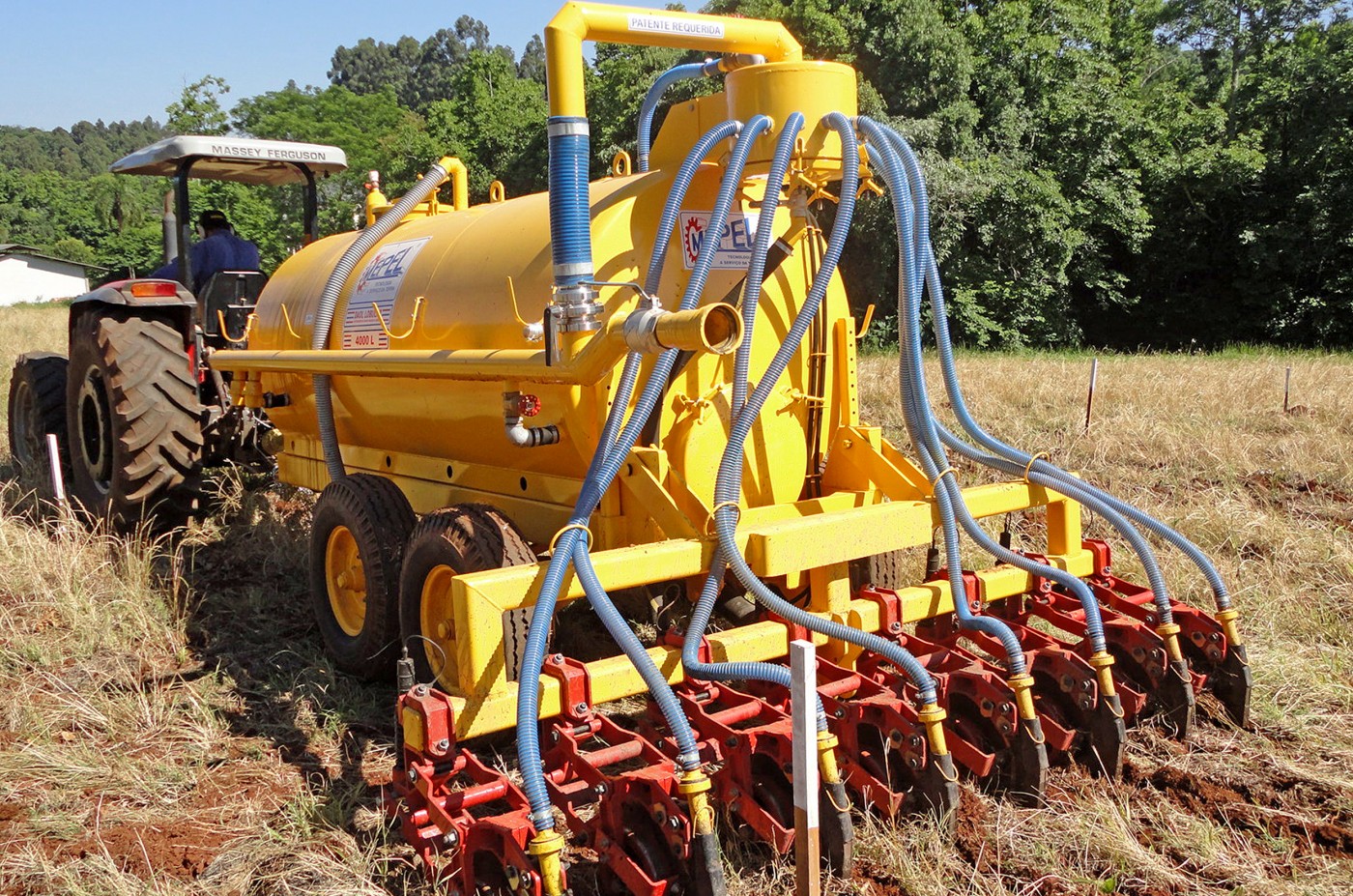 JBS lança curso gratuito para mulheres produtoras de aves e suínos