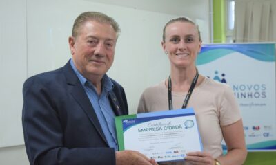 Entrega do Selo Empresa Cidadã 2022 à Nicole Schneiders, Supervisora Administrativa da Aurora Coop