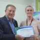 Entrega do Selo Empresa Cidadã 2022 à Nicole Schneiders, Supervisora Administrativa da Aurora Coop